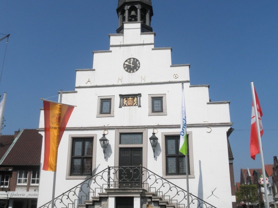 Lingener Herbstkirmes 2026 – historisches Rathaus in Lingen