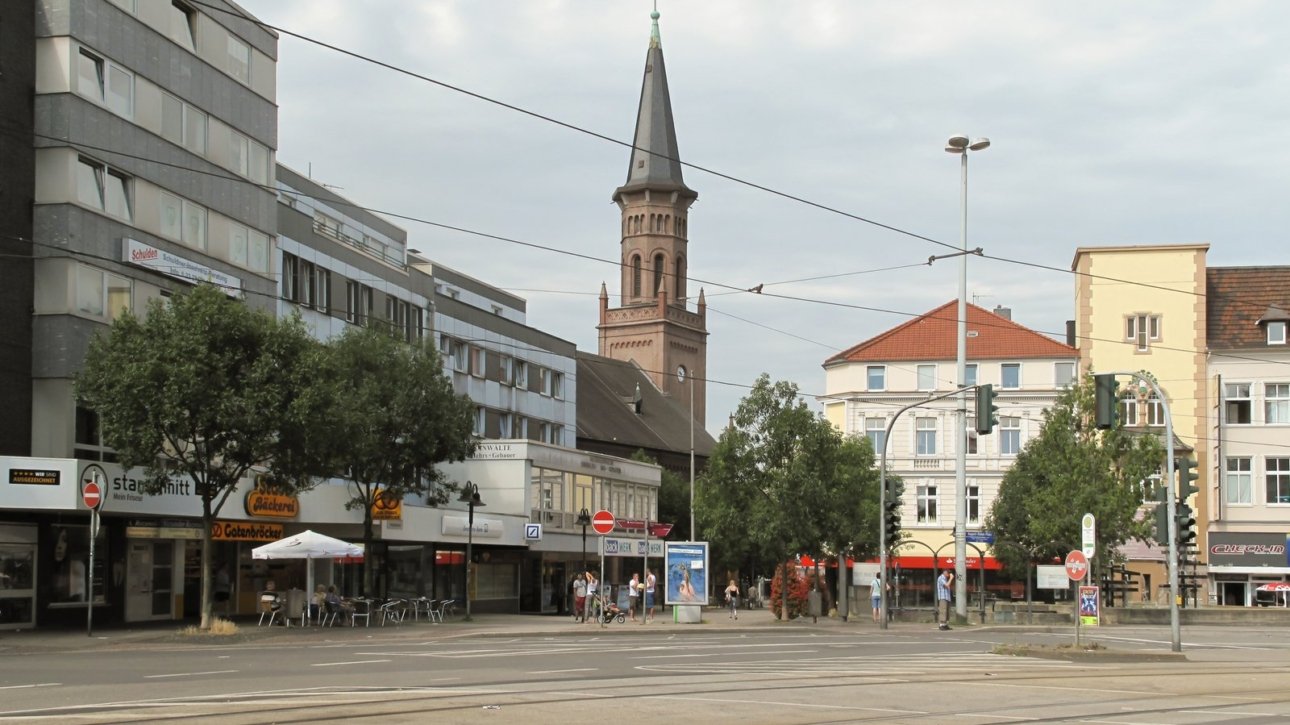 Herbstkirmes Wattenscheid 2026 – Standortmotiv Bahnhofstraße mit Friedenskirche, keine Kirmesaufnahme