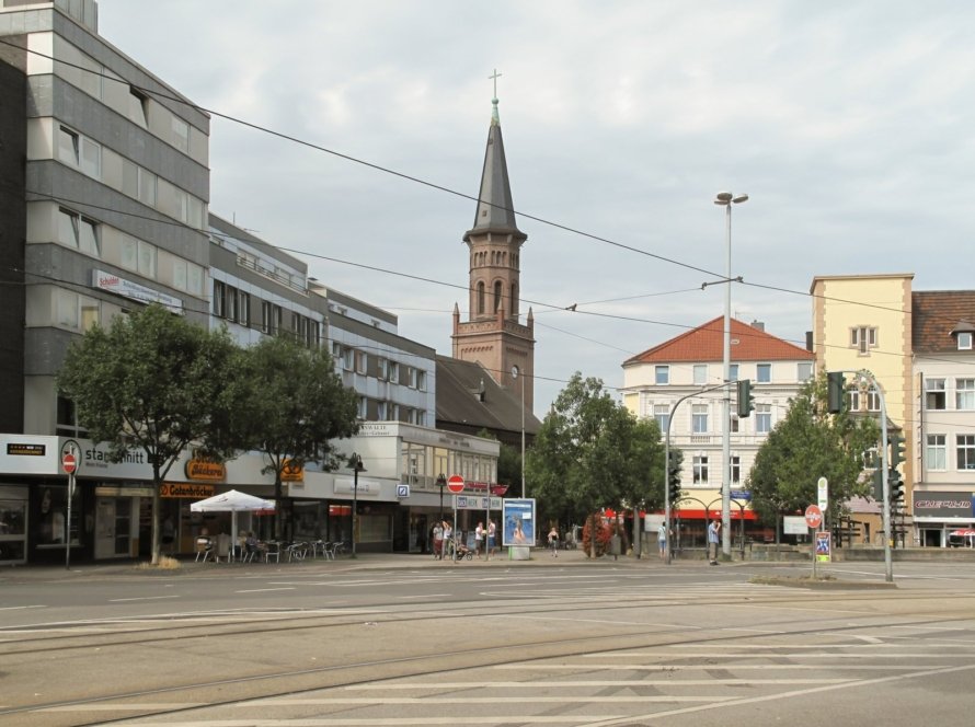 Herbstkirmes Wattenscheid 2026 – Standortmotiv Bahnhofstraße mit Friedenskirche, keine Kirmesaufnahme