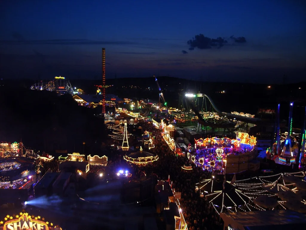 Kirmes in der Nähe: Blick vom Riesenrad über den Platz der Cranger Kirmes in Herne