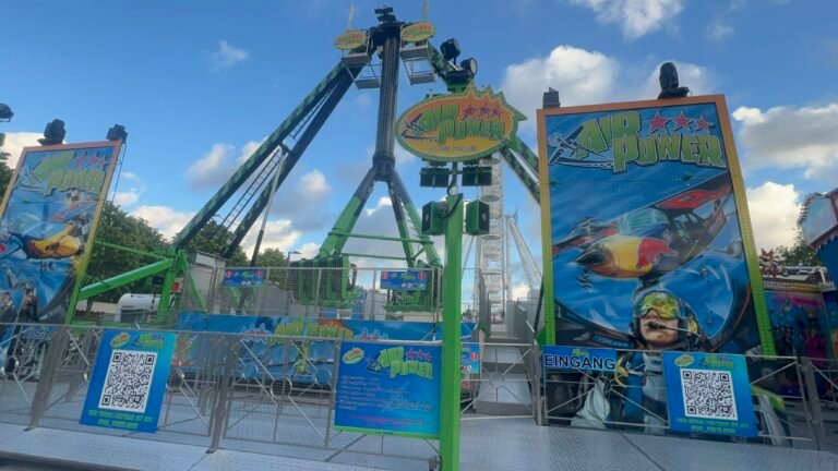Air Power von Heine – schwarz-grünes Pendelfahrgeschäft auf dem Festplatz