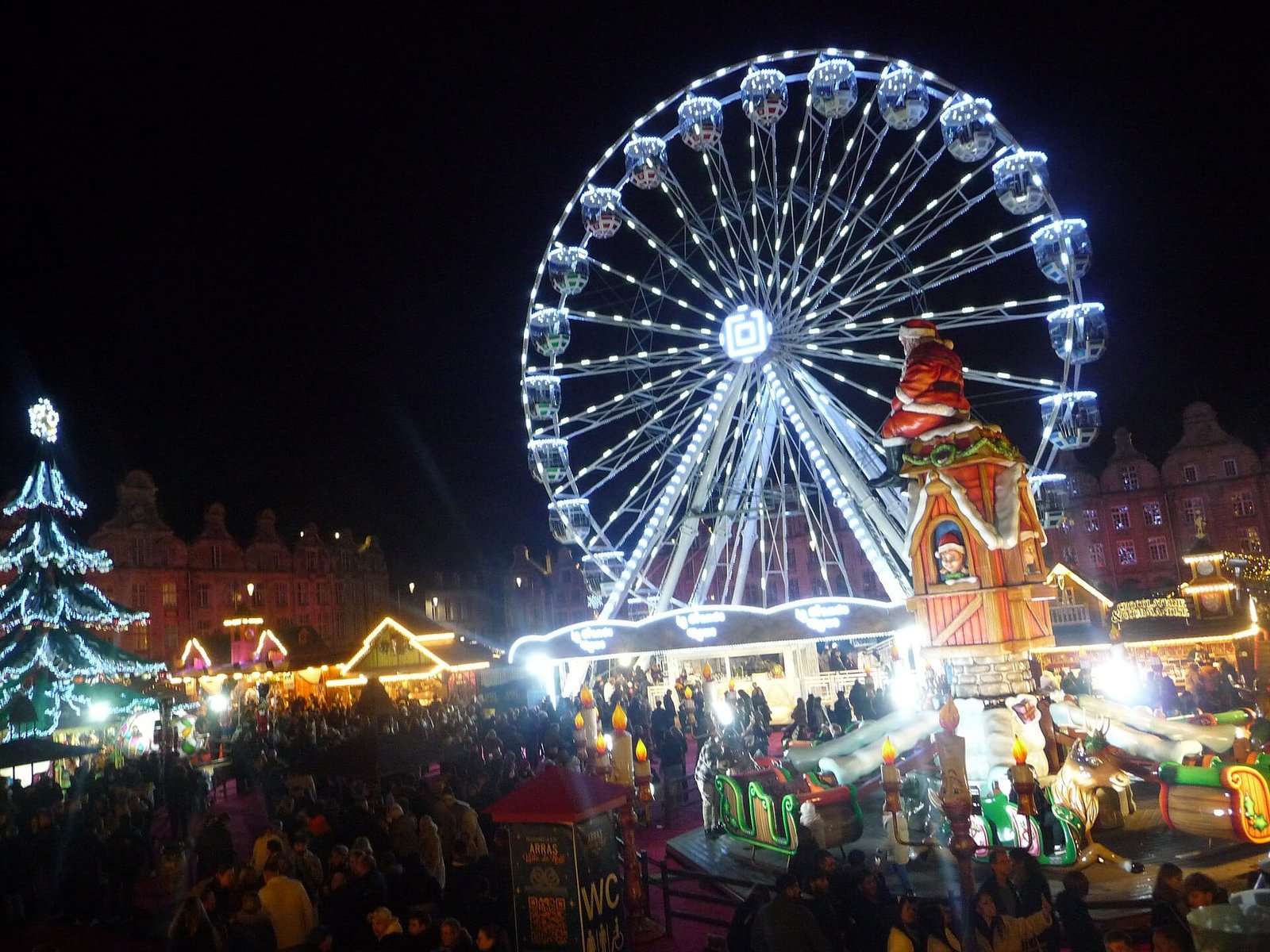 Ville de Noël Arras mit Weihnachtskarussell und Riesenrad auf der Grand-Place