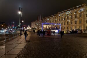 Wintermarkt Schlossplatz Berlin – beleuchteter Weihnachtsmarkt vor dem Humboldt Forum