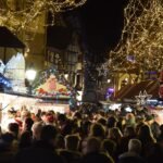 Weihnachtsmärkte Colmar – beleuchtete Weihnachtsmarkthütten in der Altstadt am Abend