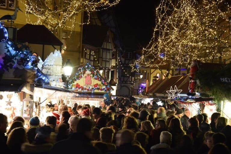 Weihnachtsmärkte Colmar – beleuchtete Weihnachtsmarkthütten in der Altstadt am Abend