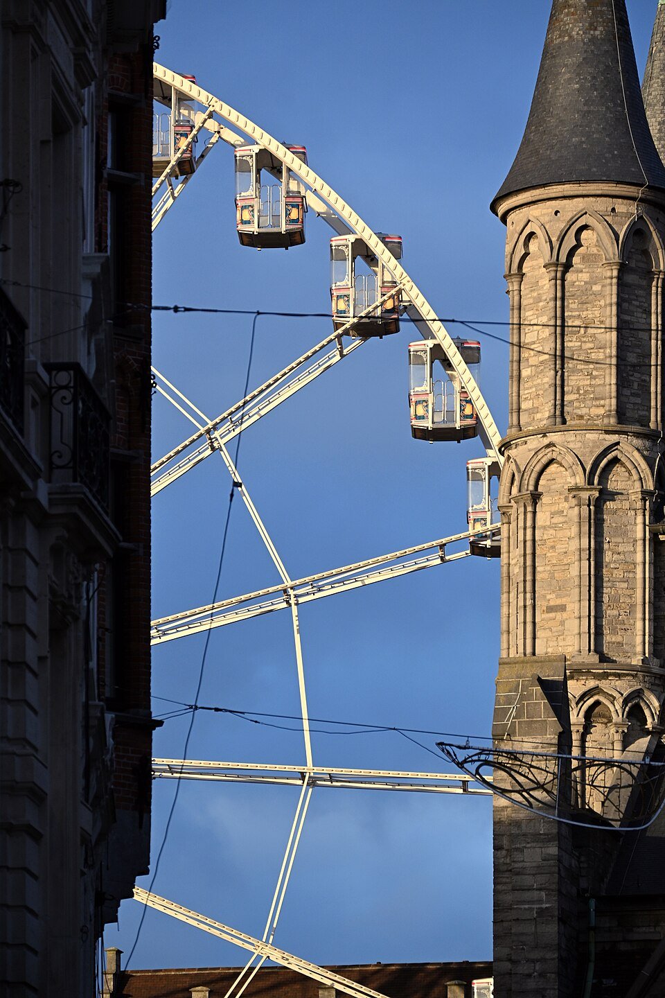 Grand Soleil Gent – Riesenrad am Korenmarkt (Archiv Januar 2026) Grand Soleil Gent – Riesenrad am Korenmarkt vor der Sint-Niklaaskerk