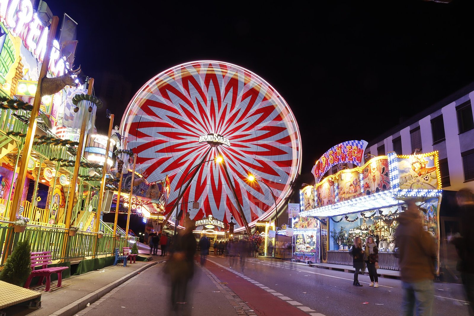 Grand Soleil – Göbel auf dem Memminger Jahrmarkt 2018 Grand Soleil – Göbel: Riesenrad auf dem Memminger Jahrmarkt bei Nacht