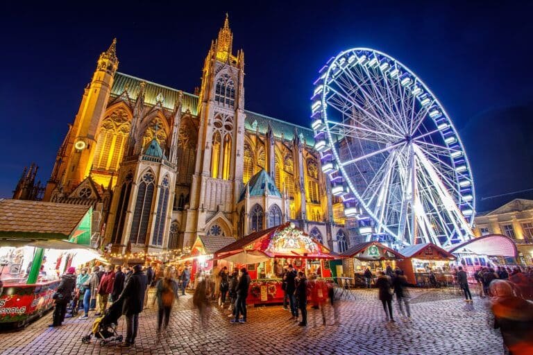 Weihnachtsmarkt Metz – beleuchtetes Riesenrad und Markt auf der Place d'Armes