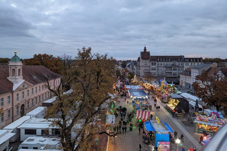 Neuruppiner Martinimarkt – Blick vom Riesenrad auf die Kirmes in Neuruppin (Archivfoto)