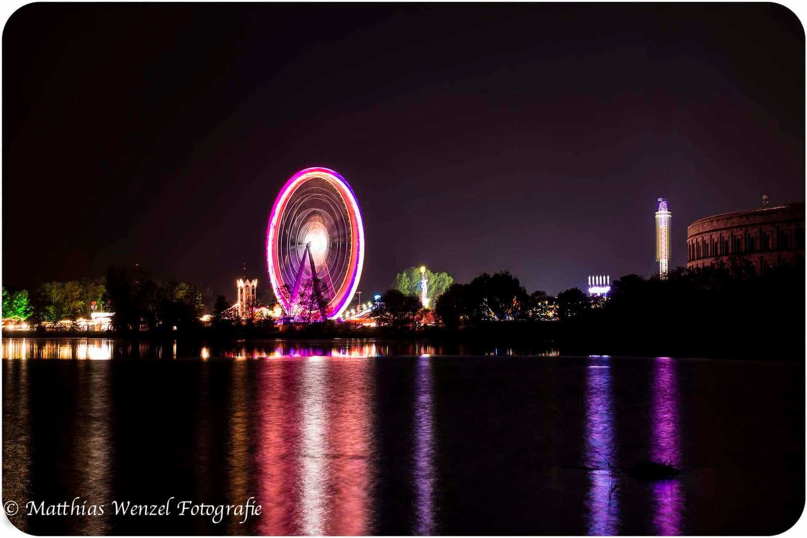 Frühlingsvolksfest Nürnberg – Rummellichter auf dem Nürnberger Volksfest bei Nacht