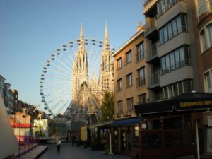 Oktoberfoor Oostende – Riesenrad und Kirmesstände (Archiv 2008) Oktoberfoor Oostende – Riesenrad und Kirmesgeschäfte bei Tageslicht