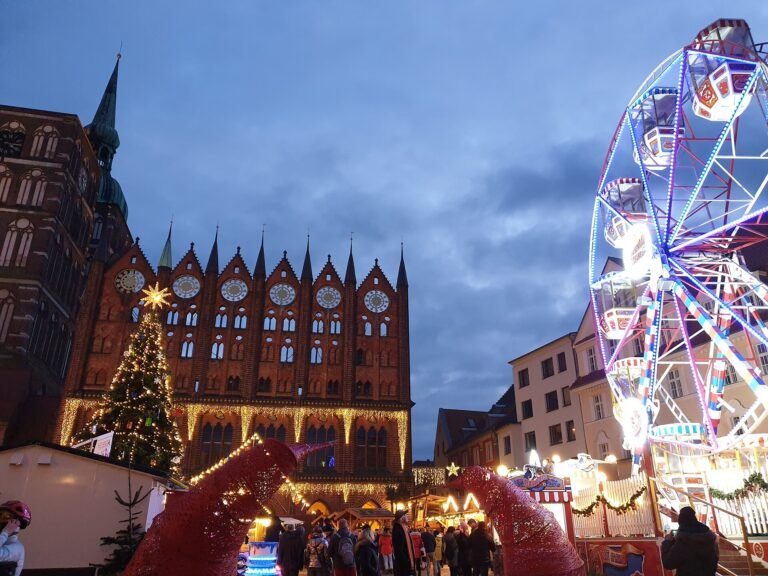 Stralsunder Weihnachtsmarkt – Rathaus, Archiv 2021 Stralsunder Weihnachtsmarkt vor dem historischen Rathaus auf dem Alten Markt