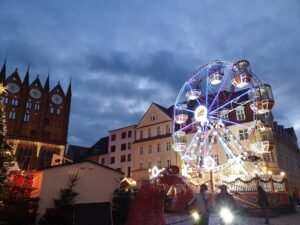 Stralsunder Weihnachtsmarkt – Riesenrad, Archiv 2021 Riesenrad des Stralsunder Weihnachtsmarkts auf dem Alten Markt